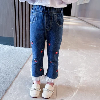 2023 Новые осенние джинсы с клубничным кружевом для девочек, корейская версия трендовых рваных брюк для девочек, привлекающие внимание джинсы для городских девушек