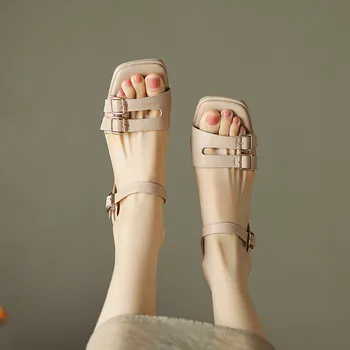 Большой размер Негабаритные сандалии с квадратными носками на толстом каблуке и пряжкой с открытым носком Удобные простые и элегантные Модный тренд