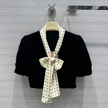Лента с галстуком-бабочкой, черная бархатная маленькая блузка, темперамент девушки, указывающая на шелковую ленту в возрасте 8,3 лет