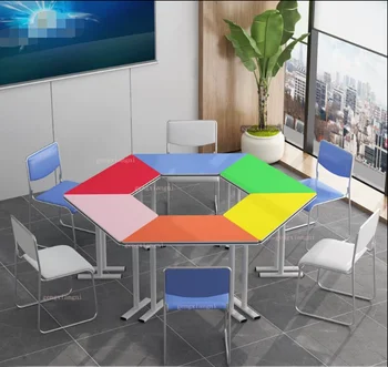 Цветная трапециевидная комбинация для студентов, шесть приставных столов, комната для групповых занятий в учебном заведении для психологических консультаций.